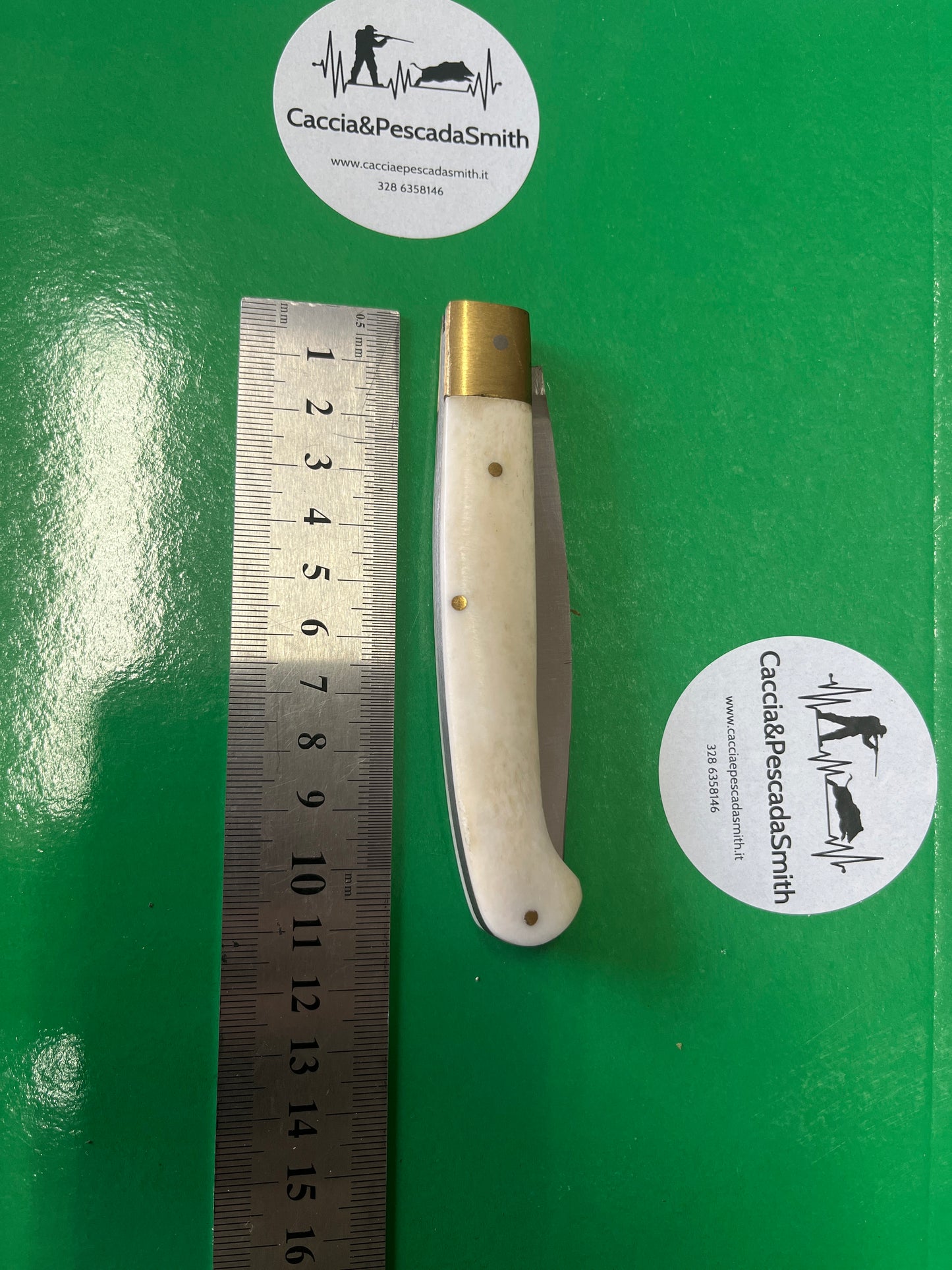 Coltello economico manico in corno chiaro